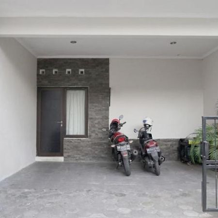 Hostel Dparagon Pamela 3 Yogyakarta Exterior foto